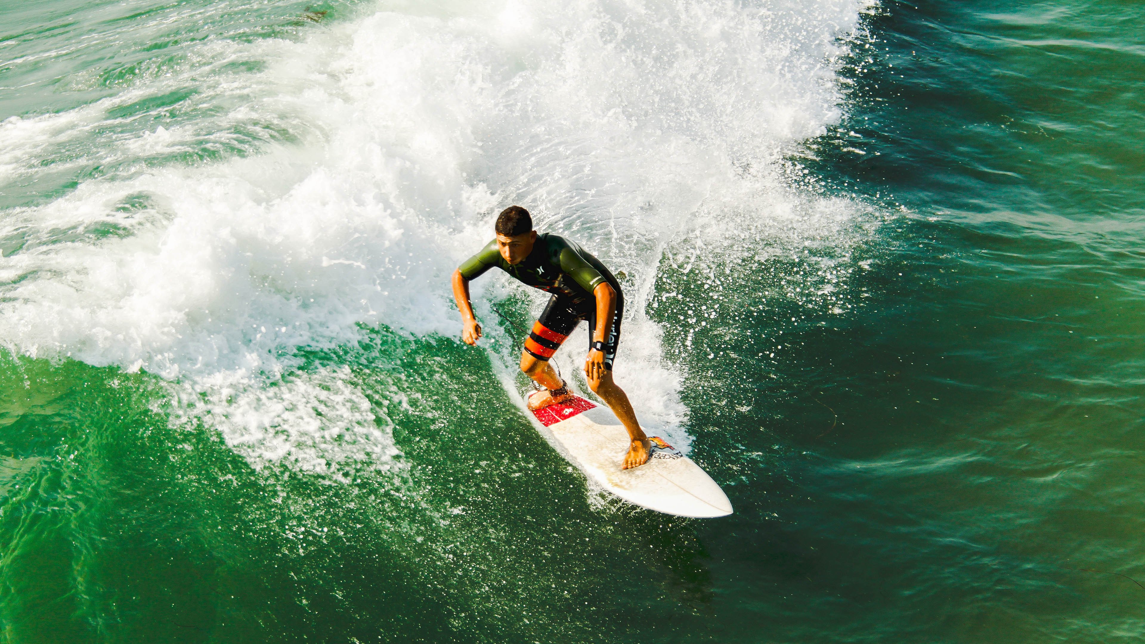 球员签约仪式走向国际化，跨国媒体全程报道，签约球员交易