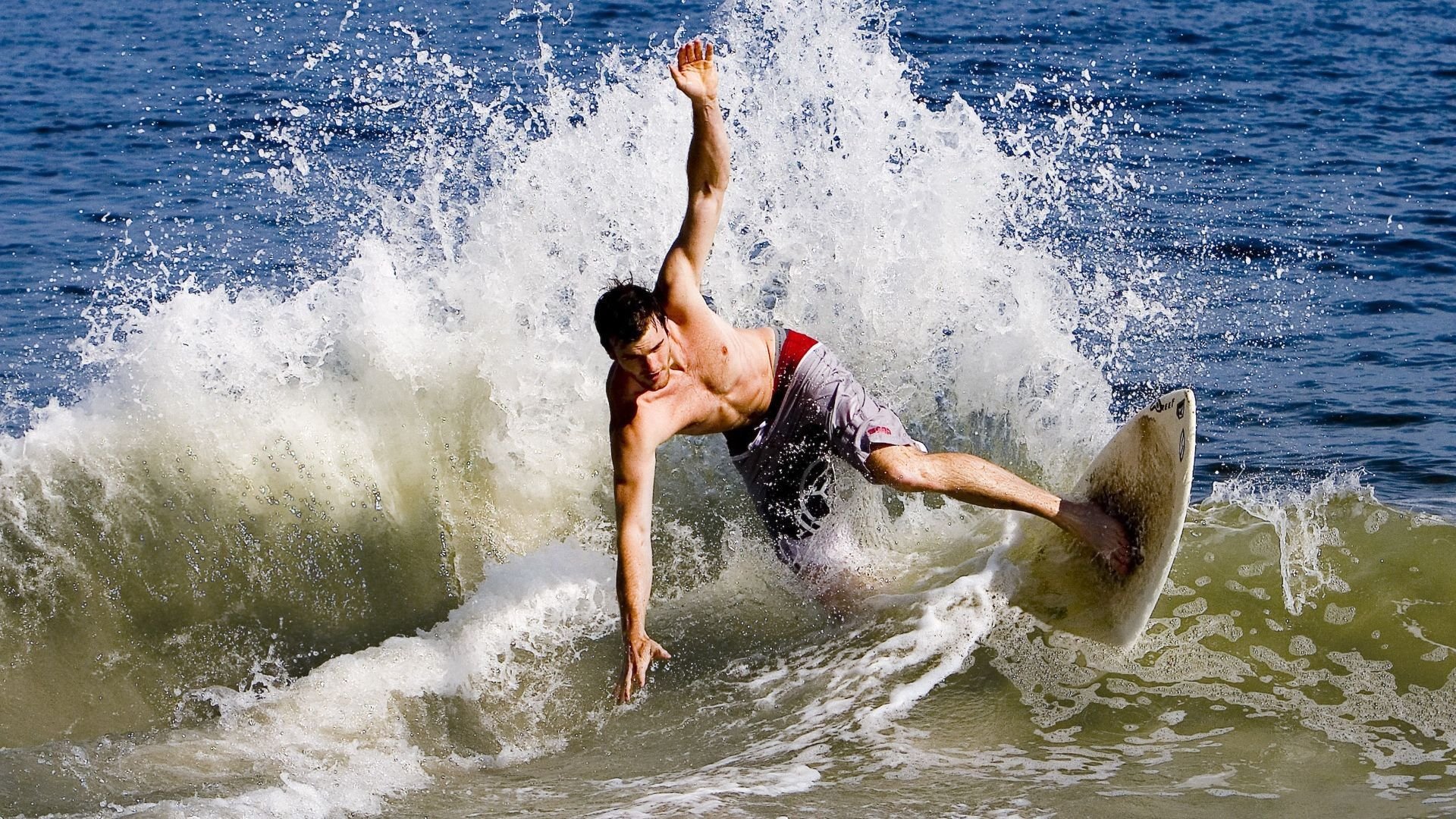 里根·史密斯领跑赛道摘金成功，里瑟 史密斯